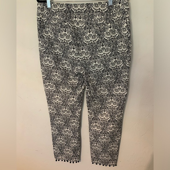 Chico's Capri Cropped Womens Sz 2.5 R White Black Tapered Stretch Pants Fringe - Picture 2 of 6